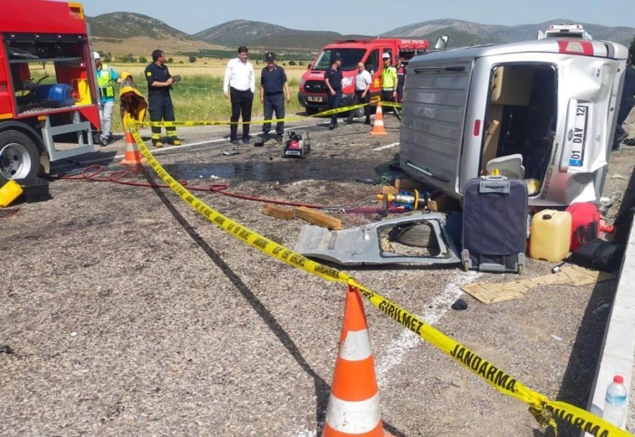 Konya’da Hafif Ticari Araçla Otomobil Çarpıştı: 1 Ölü, 5 Yaralı