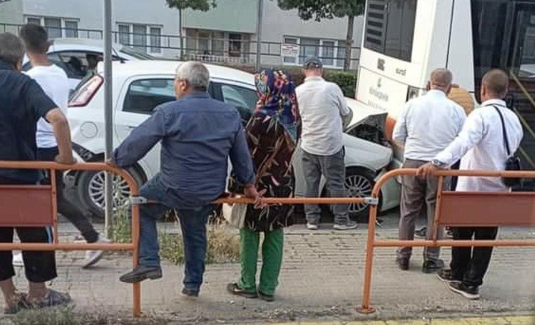 Zincirleme Kazada 3 Aracın Arasında Kalan Otomobil Sıkıştı