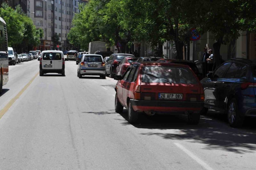 Mobilyacıların Yoğun Olduğu Caddede Otopark Sıkıntısı Yaşanıyor