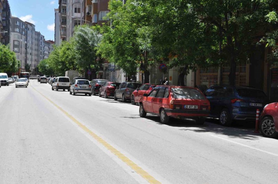 Mobilyacıların Yoğun Olduğu Caddede Otopark Sıkıntısı Yaşanıyor