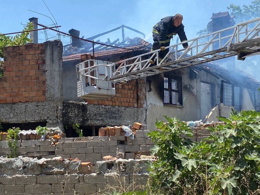 Kardeşlere Miras Kalan Ev Alev Alev Yandı