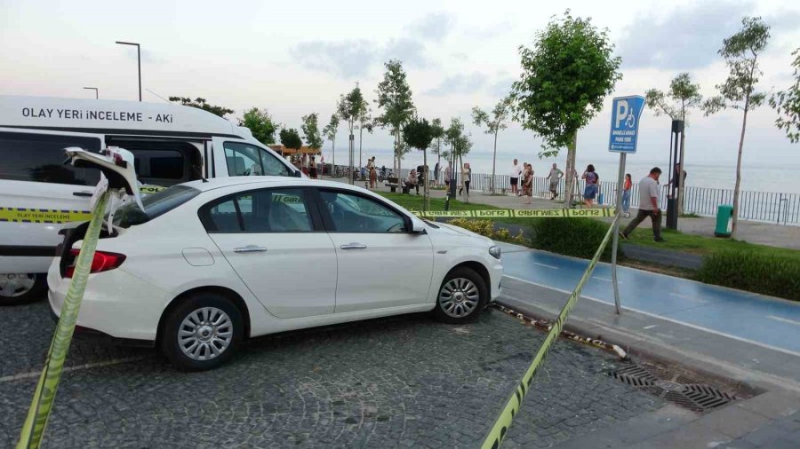 Park Halindeki Kiralık Otomobilde Cesedi Bulundu