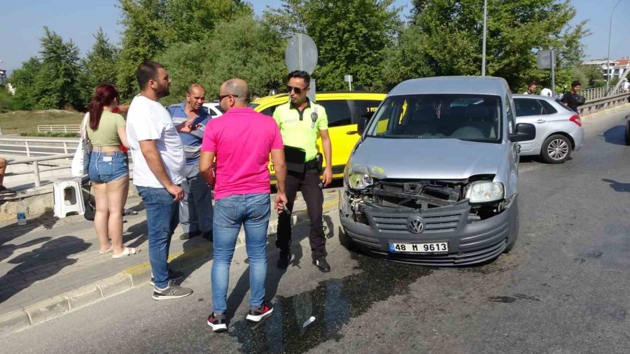 Köprü Çıkışında Çarpışan Araçlar, Korkuluğa Takıldı