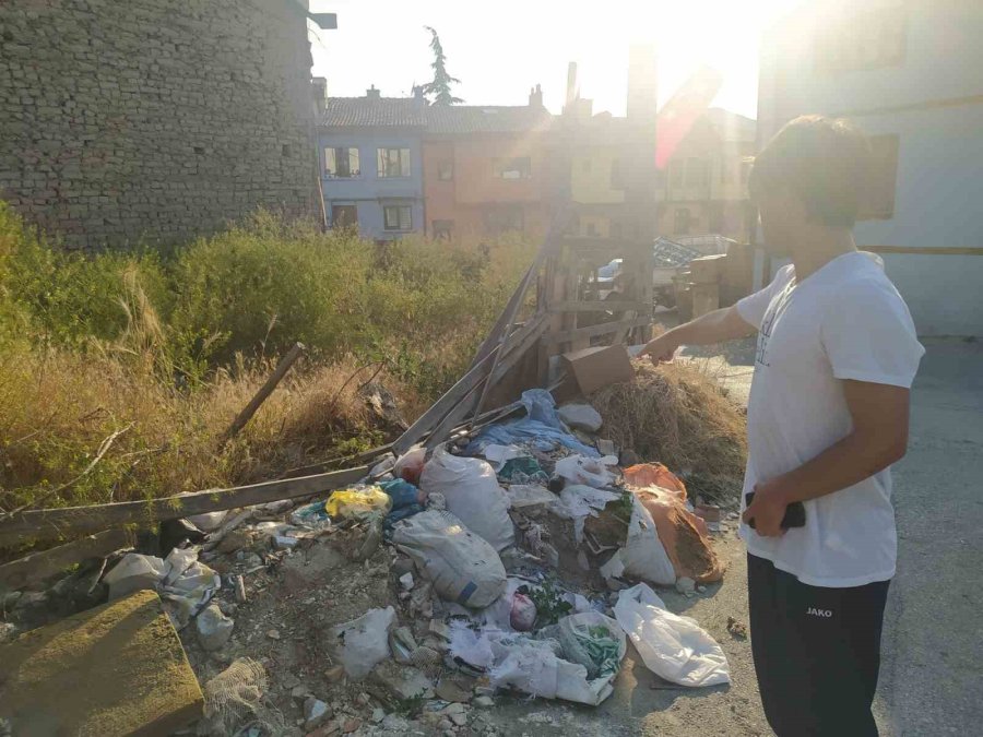 Tarihi Bölgeye Şuursuzca Atılan Çöp Ve Molozlar Görüntüler Oluşturdu