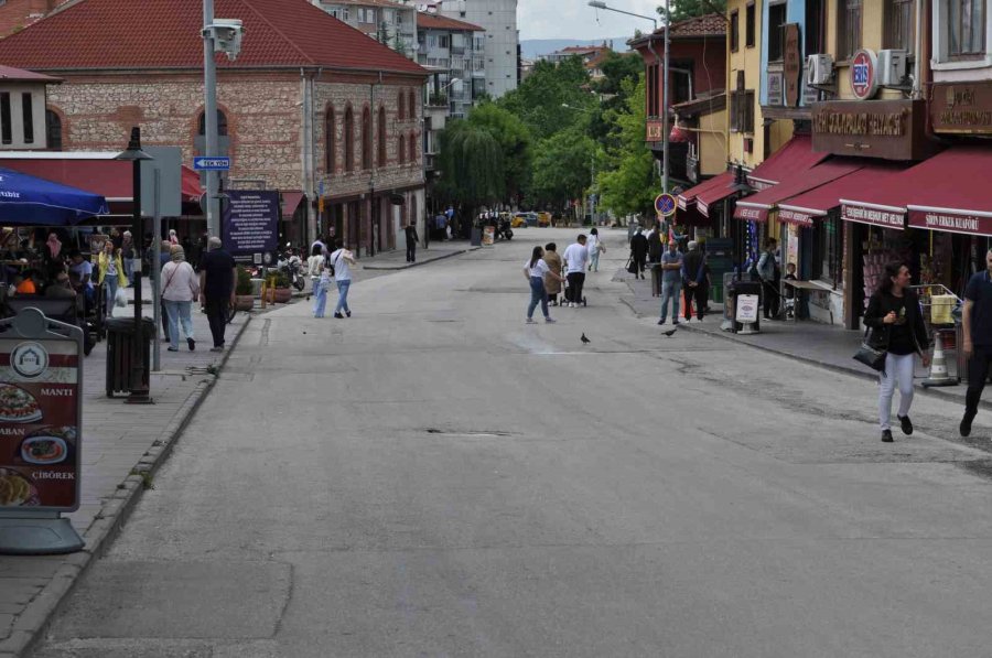 Odunpazarı Esnafı O Caddenin Artık Trafiğe Açılmasını İstiyor