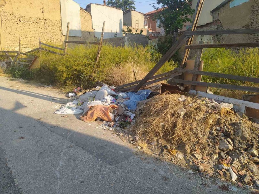 Tarihi Bölgeye Şuursuzca Atılan Çöp Ve Molozlar Görüntüler Oluşturdu