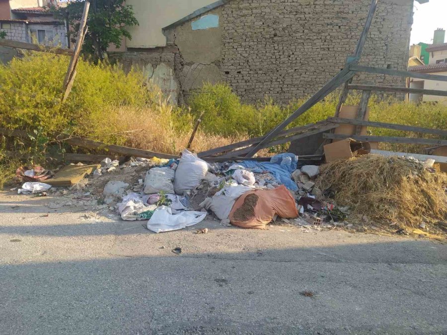 Tarihi Bölgeye Şuursuzca Atılan Çöp Ve Molozlar Görüntüler Oluşturdu