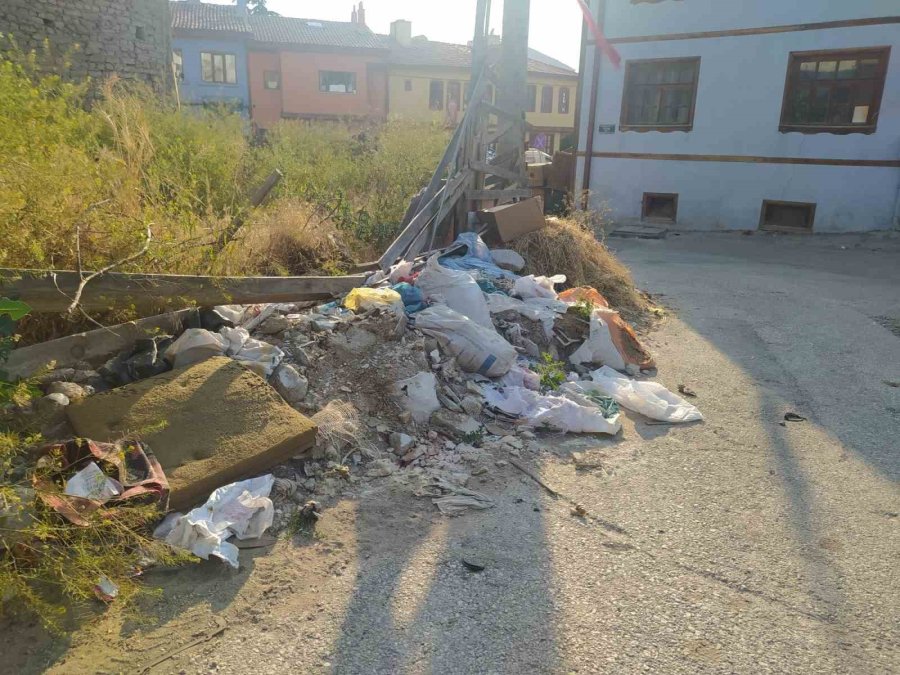 Tarihi Bölgeye Şuursuzca Atılan Çöp Ve Molozlar Görüntüler Oluşturdu