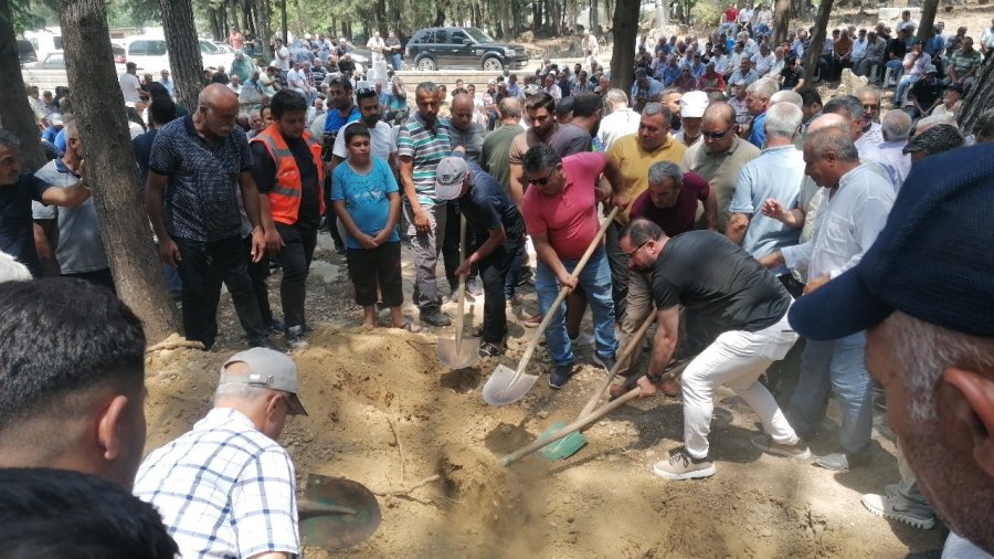 Tedavi Gördüğü Hastanede Hayatını Kaybeden Muhtar, Son Yolculuğuna Uğurlandı