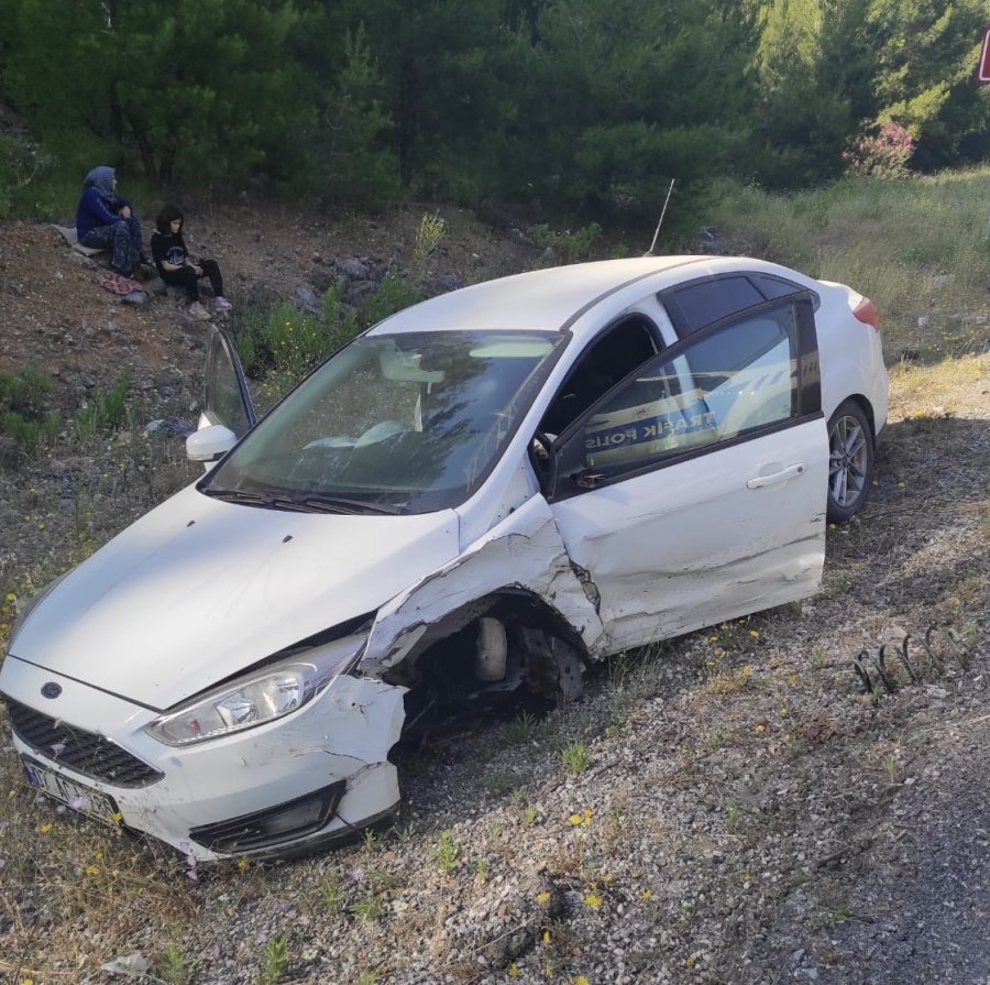 Antalya’da Otomobiller Çarpıştı: 2 Yaralı