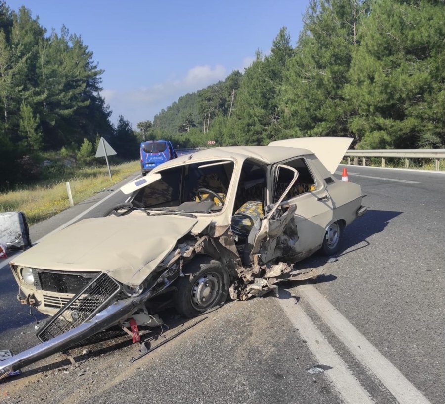 Antalya’da Otomobiller Çarpıştı: 2 Yaralı