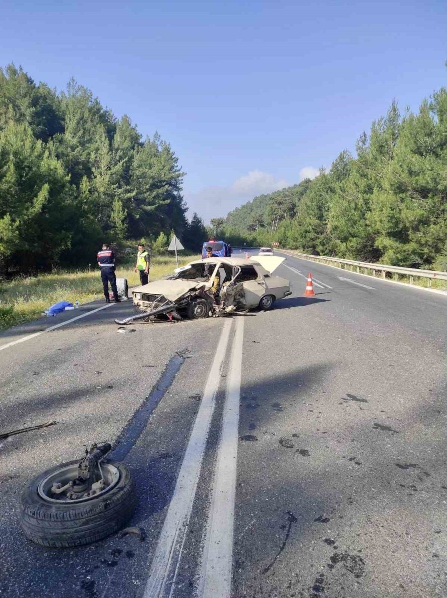 Antalya’da Otomobiller Çarpıştı: 2 Yaralı