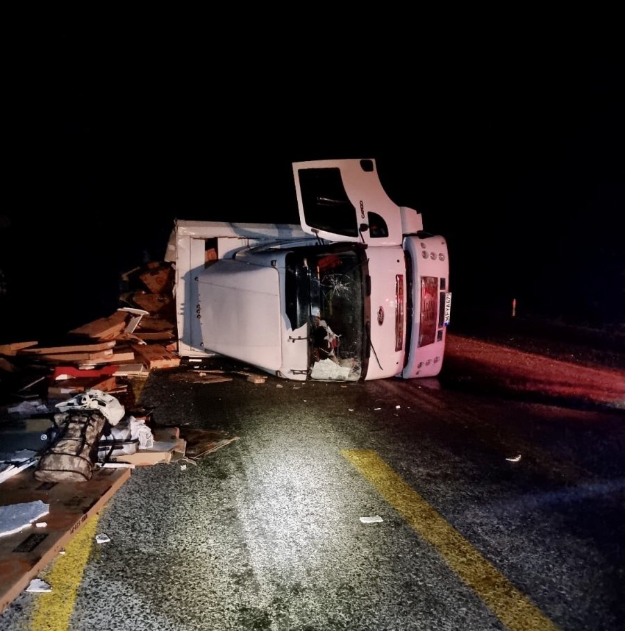 Antalya’da Tır Devrildi: 1 Yaralı