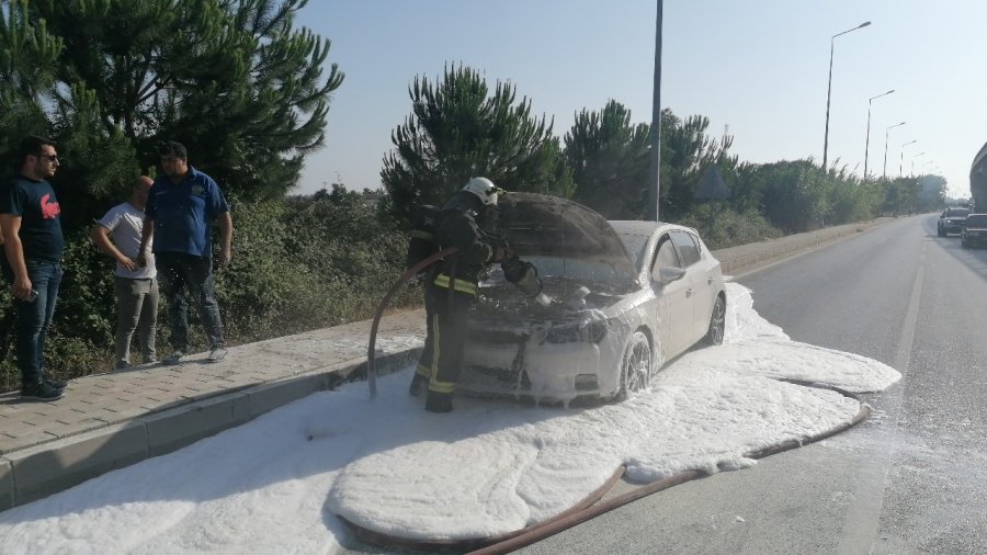 Araç Göstergesindeki Uyarıyla İndiler, Yanan Araca Müdahale Edemediler