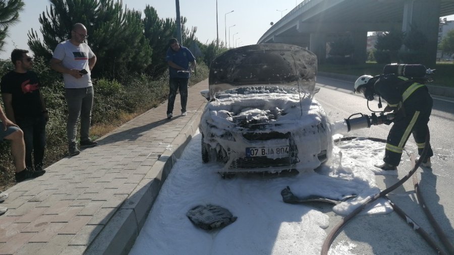 Araç Göstergesindeki Uyarıyla İndiler, Yanan Araca Müdahale Edemediler