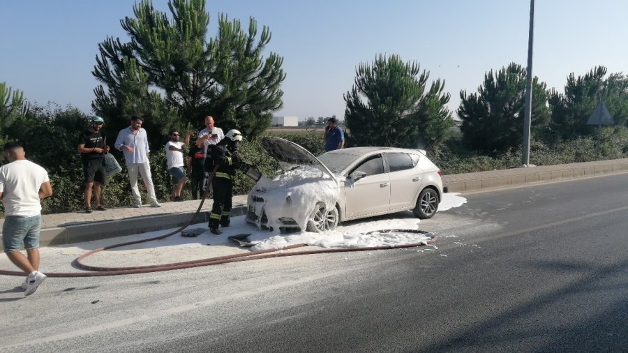 Araç Göstergesindeki Uyarıyla İndiler, Yanan Araca Müdahale Edemediler