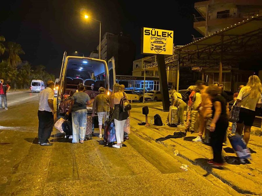 Tur Midibüsü Park Halindeki Araçlara Çarptı: Rus Uyruklu 1 Kişi Öldü, 1 Kişi Yaralandı