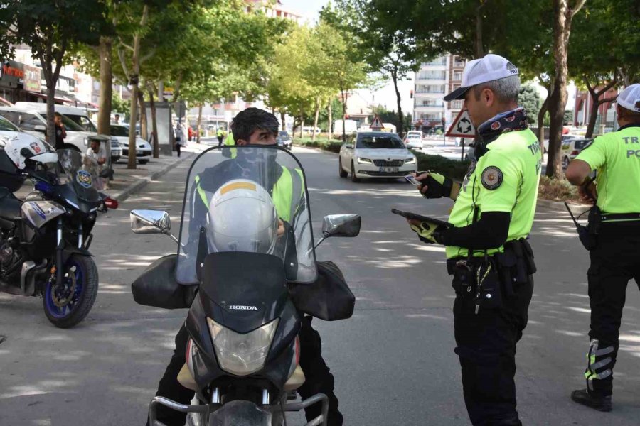 Kaskını Başına Değil, Motosikletine Takan Sürücünün Savunması Pes Dedirtti