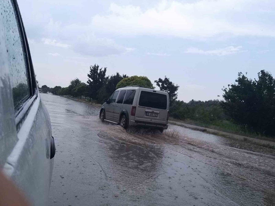 Gök Gürültülü Sağanak Yağış Sürücülere Zor Anlar Yaşattı