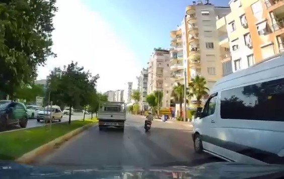 Motosikletlinin, Yola Dökülen Yağdan Kayıp Düştüğü Anlar Kamerada