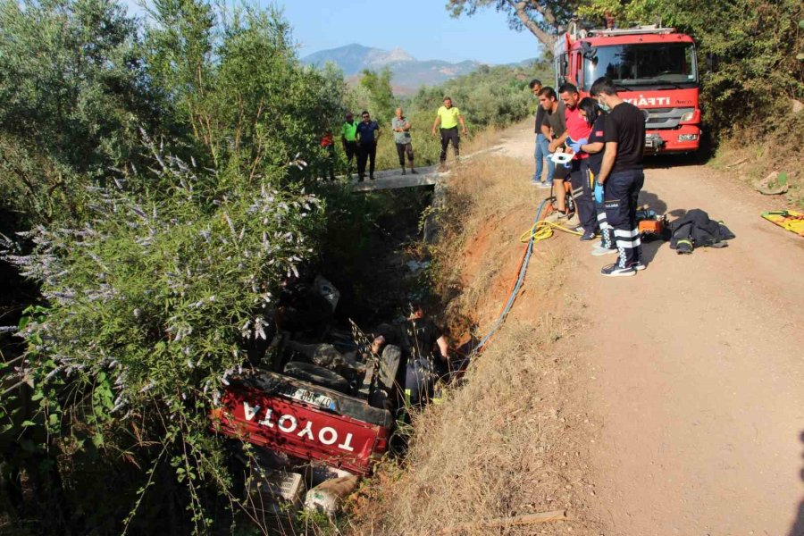 Kanala Düşen Kamyonetin Altında Kaldı, 1 Saatlik Çalışmayla Kurtarılabildi