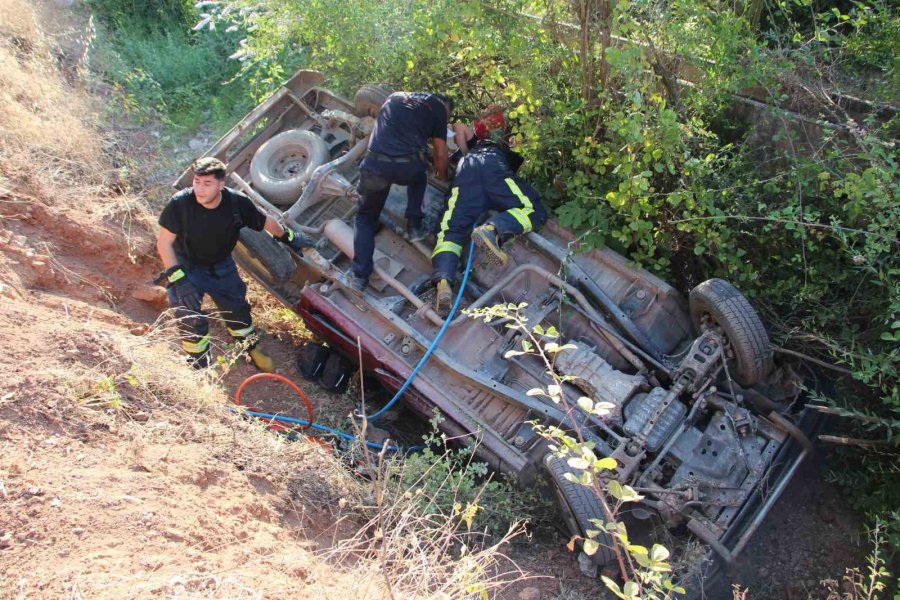 Kanala Düşen Kamyonetin Altında Kaldı, 1 Saatlik Çalışmayla Kurtarılabildi