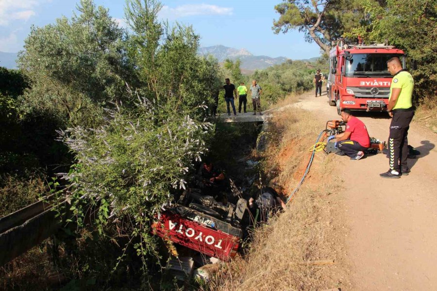 Kanala Düşen Kamyonetin Altında Kaldı, 1 Saatlik Çalışmayla Kurtarılabildi