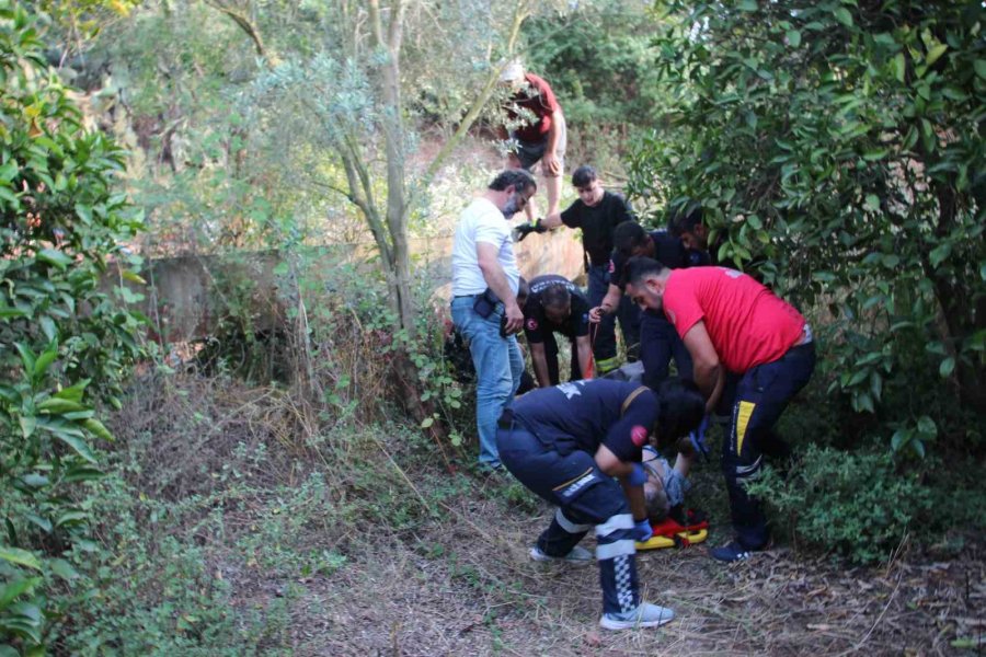 Kanala Düşen Kamyonetin Altında Kaldı, 1 Saatlik Çalışmayla Kurtarılabildi