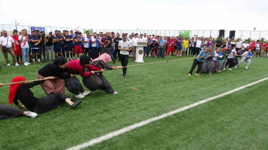 Erkekler Sahada Kadınlar Tribünde