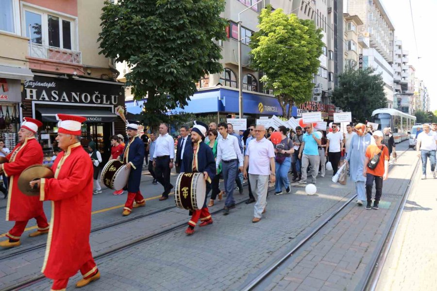 Eskişehir’de Koruyucu Aile Günü Farkındalık Yürüyüşü Mehteran Takımı Eşliğinde Düzenlendi