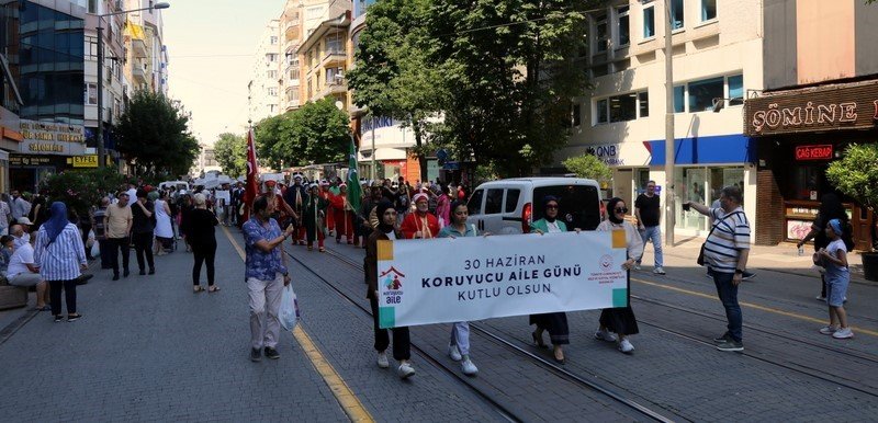 Eskişehir’de Koruyucu Aile Günü Farkındalık Yürüyüşü Mehteran Takımı Eşliğinde Düzenlendi