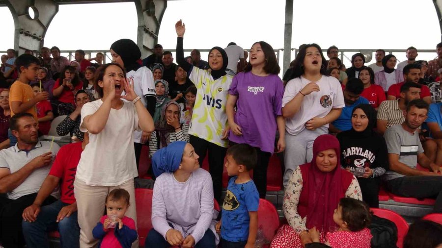 Erkekler Sahada Kadınlar Tribünde