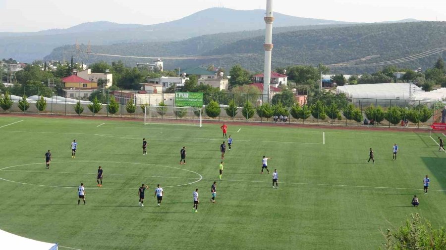 Erkekler Sahada Kadınlar Tribünde