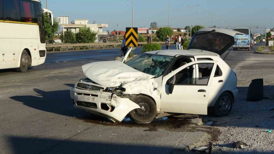 Antalya’da Otel Servisi İle Otomobil Çarpıştı: 4 Yaralı