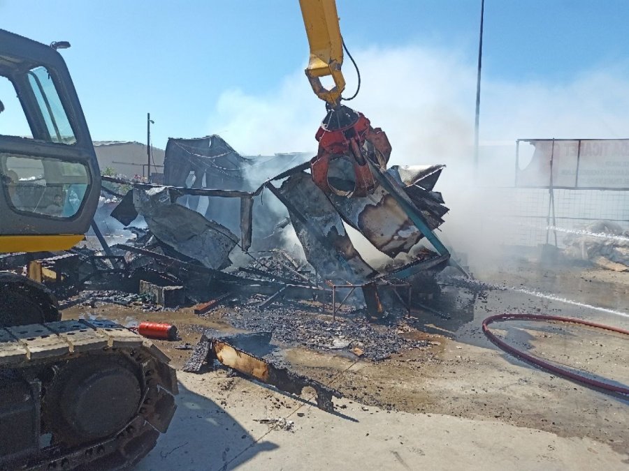 Sanayi Sitesinde Çıkan Yangında Hurda Malzemeler Kule Döndü