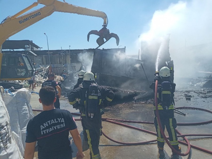 Sanayi Sitesinde Çıkan Yangında Hurda Malzemeler Kule Döndü