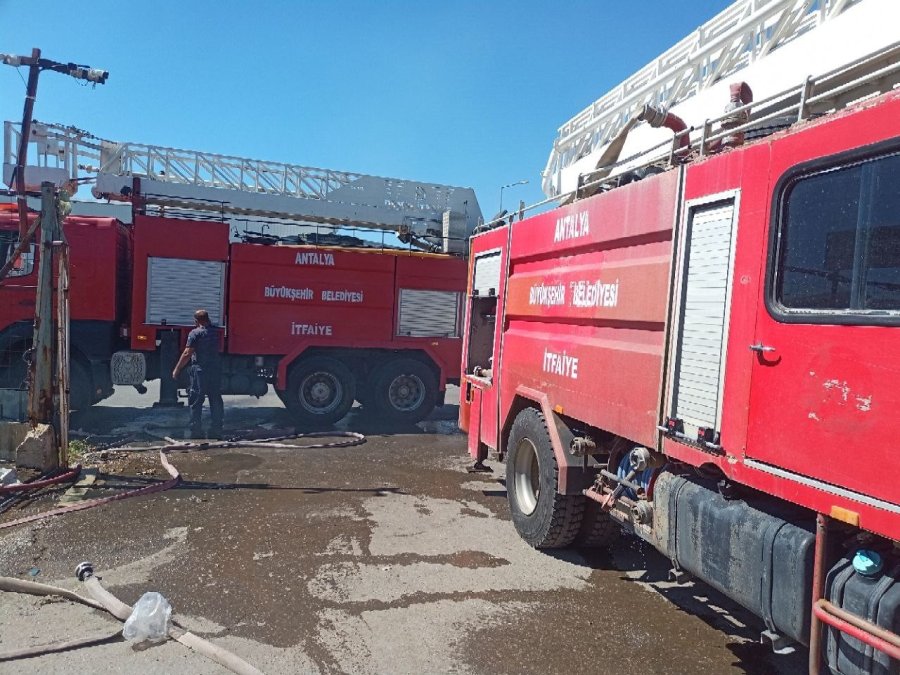 Sanayi Sitesinde Çıkan Yangında Hurda Malzemeler Kule Döndü