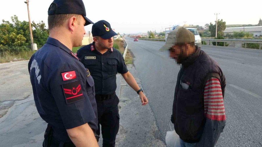 Karayolunun Ortasında Çıplak Ayakla Yürüyünce Jandarmayı Harekete Geçirdi