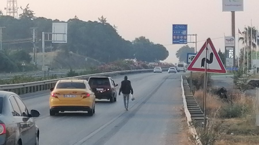 Karayolunun Ortasında Çıplak Ayakla Yürüyünce Jandarmayı Harekete Geçirdi