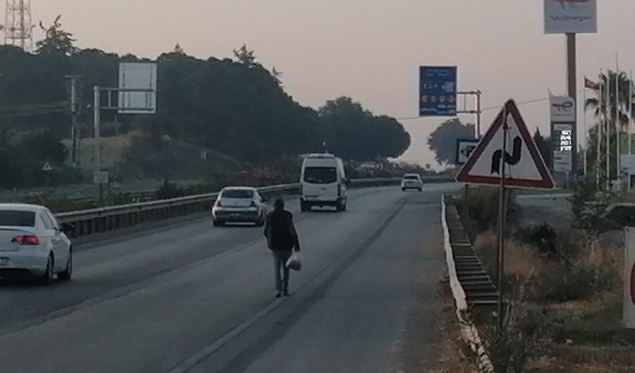 Karayolunun Ortasında Çıplak Ayakla Yürüyünce Jandarmayı Harekete Geçirdi