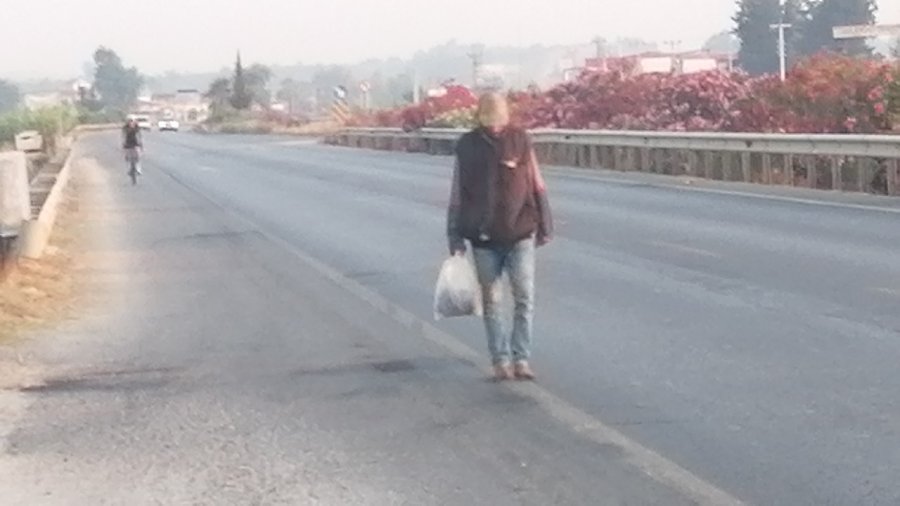 Karayolunun Ortasında Çıplak Ayakla Yürüyünce Jandarmayı Harekete Geçirdi