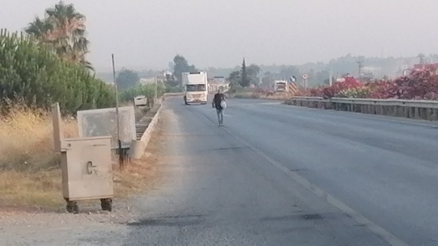 Karayolunun Ortasında Çıplak Ayakla Yürüyünce Jandarmayı Harekete Geçirdi