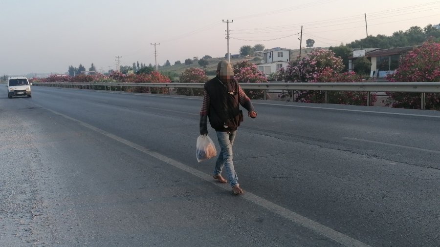 Karayolunun Ortasında Çıplak Ayakla Yürüyünce Jandarmayı Harekete Geçirdi