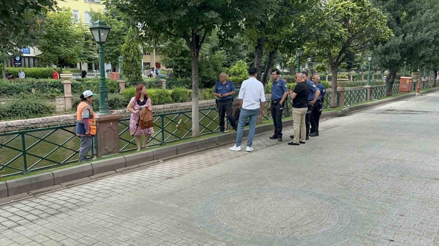 İntihar Edecek Sanılan Kadın Olay Yerine Gelen Polisleri Güldürdü