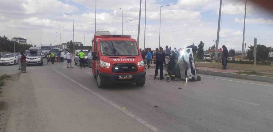 Kavşakta Çarpışan Otomobillerden Biri Takla Attı: 1’i Ağır 3 Yaralı