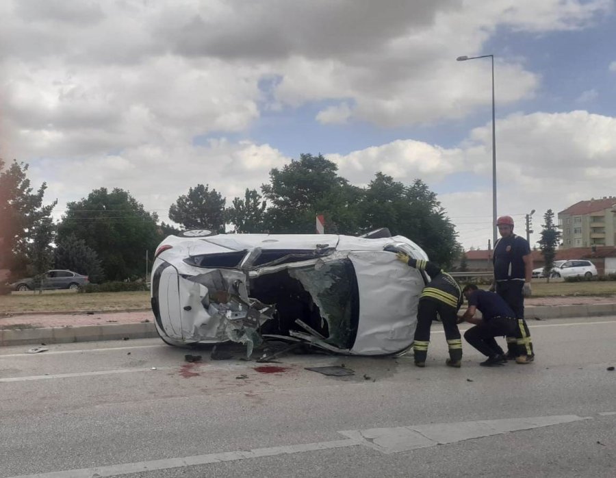 Kavşakta Çarpışan Otomobillerden Biri Takla Attı: 1’i Ağır 3 Yaralı