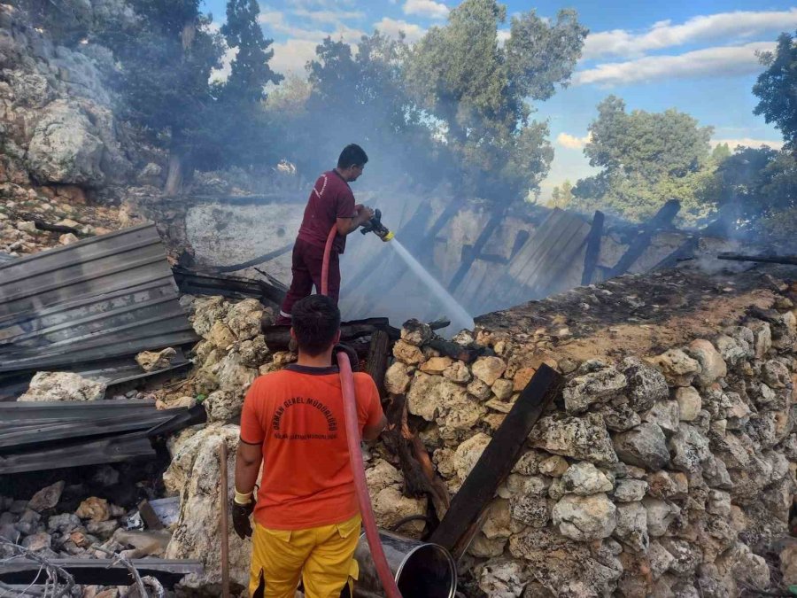 Yangın Bir Ev İle Ağılı Kullanılamaz Hale Getirdi