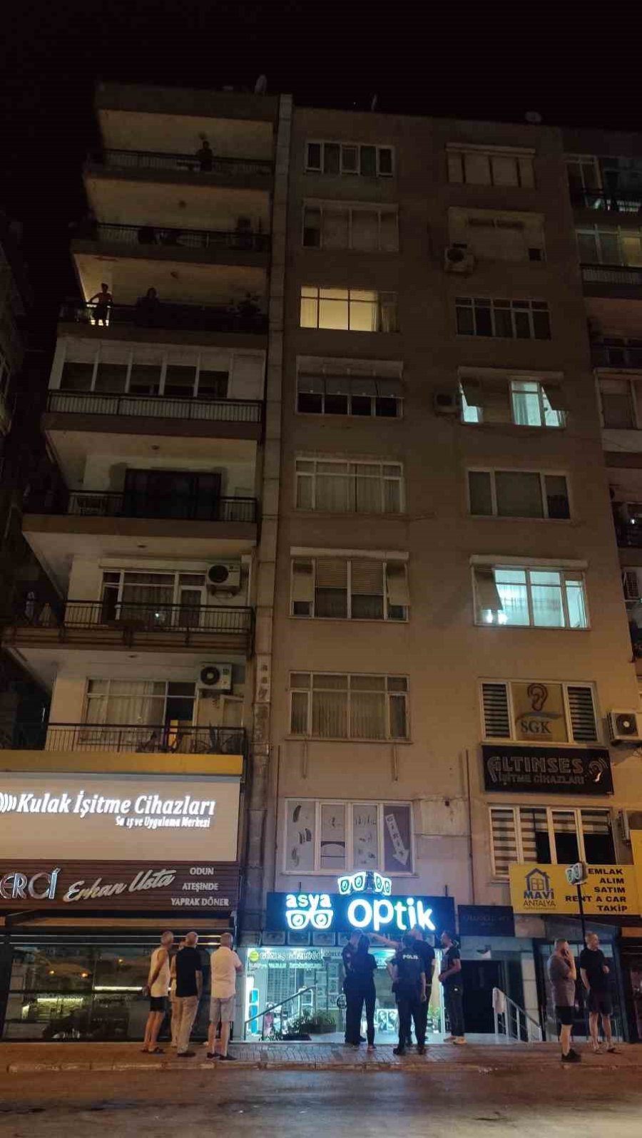 Antalya’da Apartman Dairesinde Yangın: 1 Ölü, 2 Yaralı