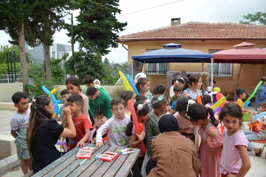 Rektör Erdal, Hatay’da Depremzede Miniklerle Bir Araya Geldi