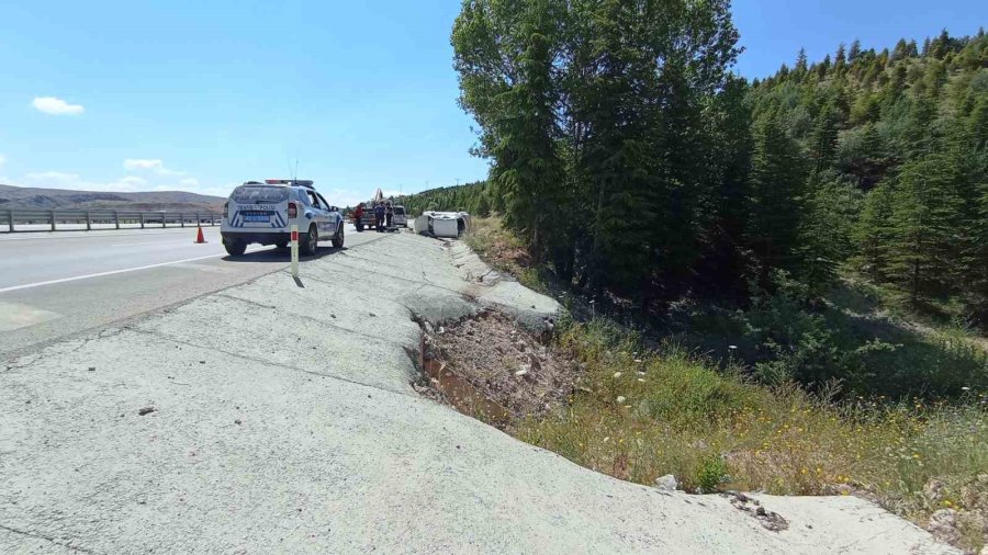 Su Tahliye Kanalı Girişine Çarpan Otomobil Takla Attı: 1 Ölü, 3 Yaralı